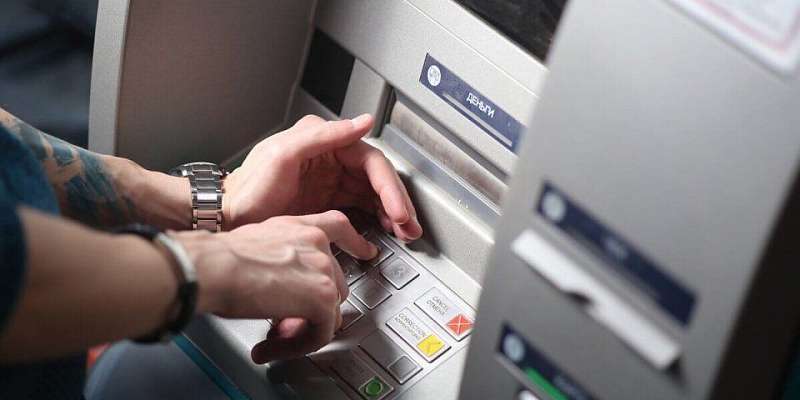 Орловские полицейские раскрыли кражу денег с банковской карты местной жительницы