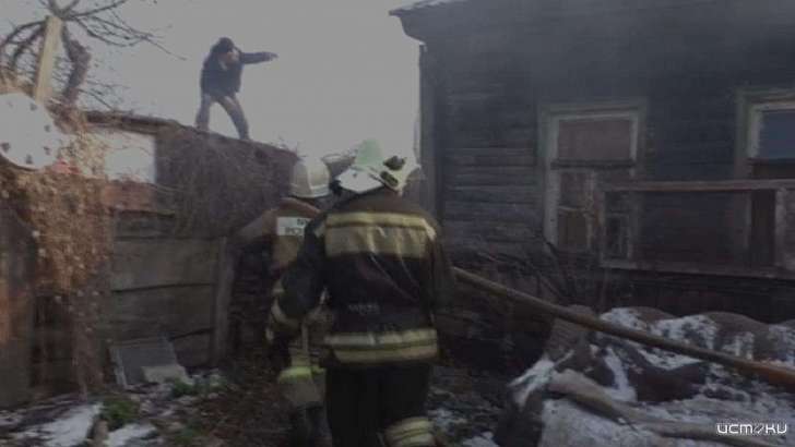 В Орле вспыхнул деревянный дом: подробности серьезного пожара