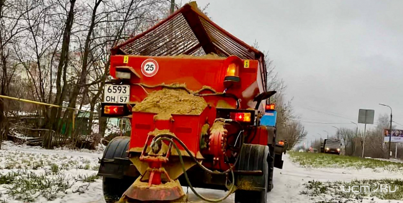 В Орле признали нехватку дворников для обработки скользких дорог. А "Спецавтобаза" приглашает на работу
