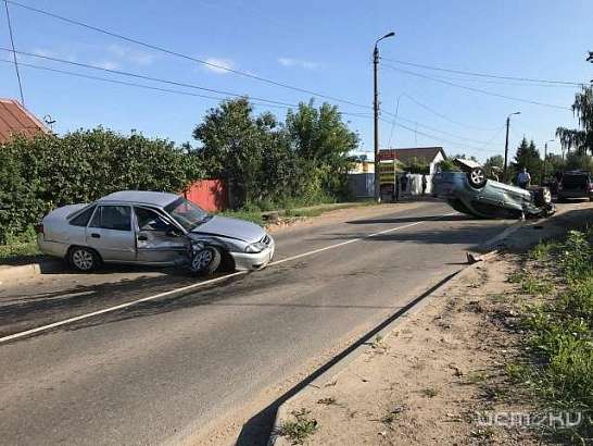 Во Мценске «Мицубиси» лег на крышу после столкновения с «Дэу»