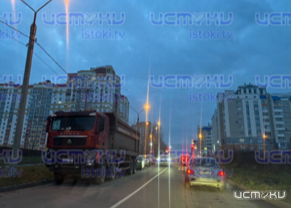 Лишней краски было много. В микрорайоне Зареченский (Алроса) в Орле на многих улицах нанесены "сплошные"