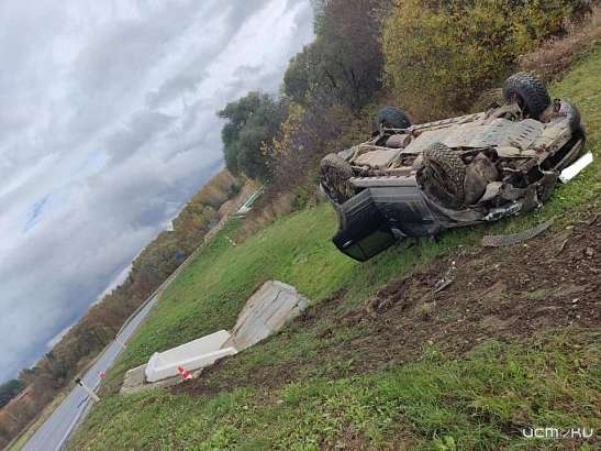 С орловской трассы улетела в кювет и перевернулась китайская иномарка