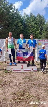 С отрывом друг от друга в 3 секунды, пробежав в сумме 20 км