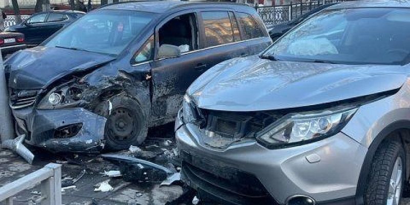 Въехал в светофор: в центре Орла произошло тройное ДТП