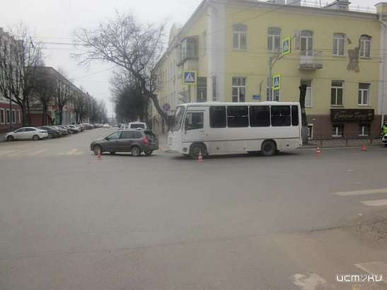 В Орле маршрутка стукнула легковушку. Есть пострадавший