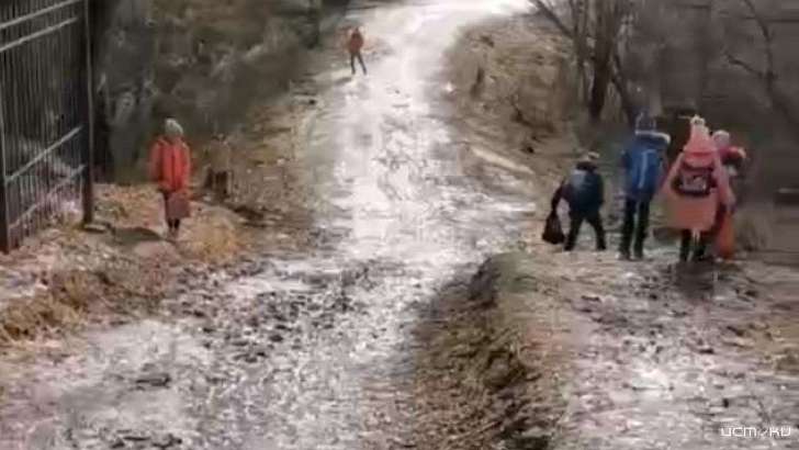 Под Орлом дети месят грязь, чтобы добраться в школу