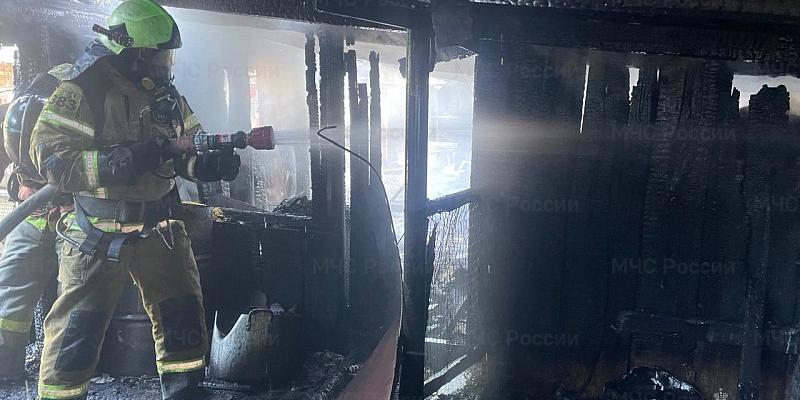 В Орле за сутки пожарные тушили два гаража, баню и дом