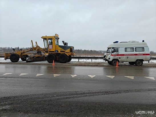 Под Орлом автомобиль «скорой помощи» столкнулся с автогрейдером