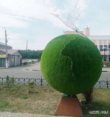 В Колпне установили новую топиарную фигуру с подсветкой