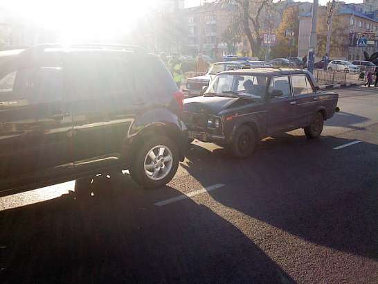 В Орле столкнулись «Terios» и «шестерка».Есть пострадавший