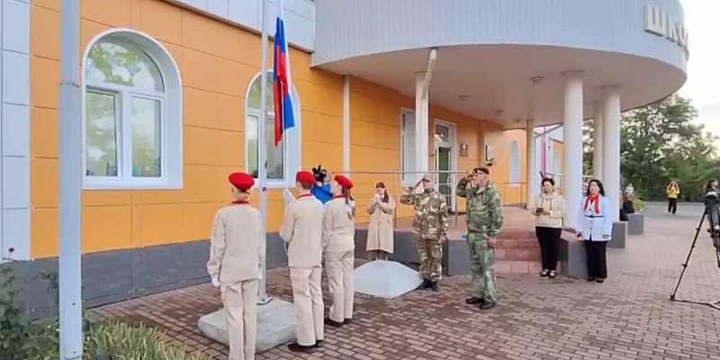 В Орле школе №27 ветеран боевых действий вручил Флаг РФ, который был с ним всё время службы в зоне СВО