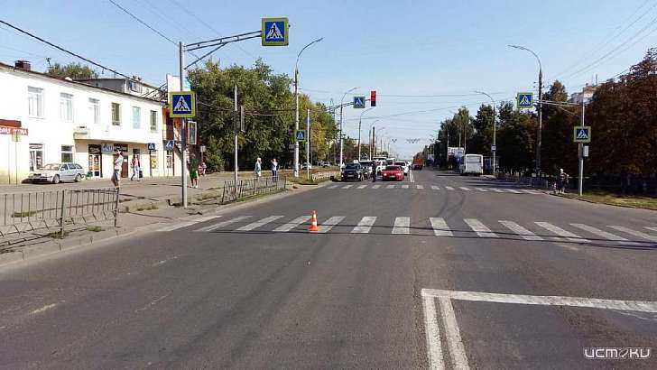 В Орле молодой водитель иномарки на пешеходном переходе сбил пенсионера В Орле молодой водитель иномарки на пешеходном переходе сбил пенсионера