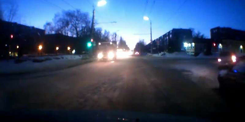 Видео: в Орле отвалившееся колесо маршрутки влетело в легковушку