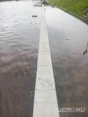 В Орле на набережной после дождя затопило дорожки