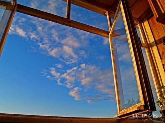 В Ливнах мужчина выпал из окна 4 этажа