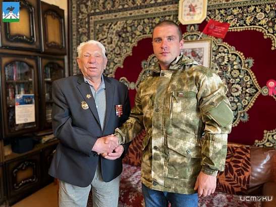 Разговор о важном. В Орле боец СВО навестил ветерана ВОВ 