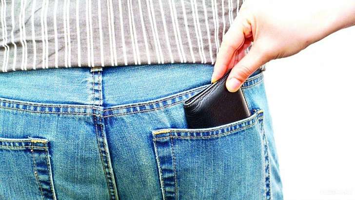 У пьяного орловчанина из кармана украли 22 тысячи рублей