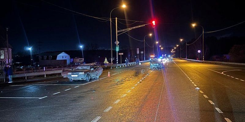 Под Орлом «Мерседес» протаранил легковушку. Один человек скончался