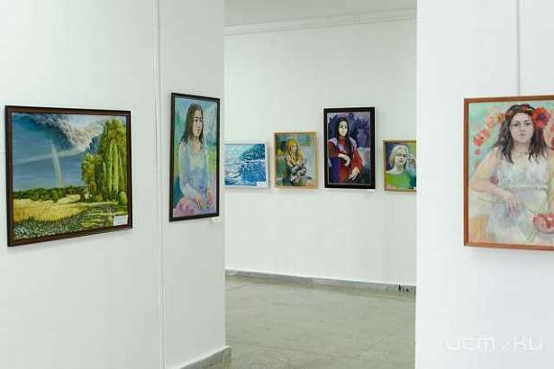 В областном выставочном центре открылась художественная выставка «Из былого в сегодня и вечность» 