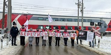 На 14 переездах в Орловской области железнодорожники напомнили правила проезда через пути в период неблагоприятных погодных условий