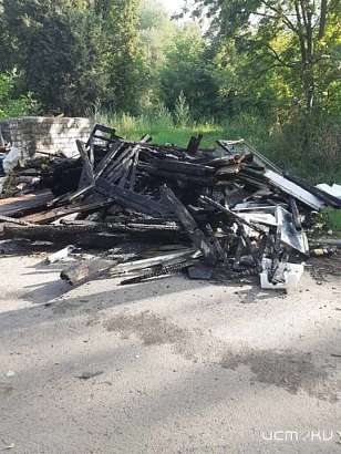 В Орле жильцы дома подожгли неубранный мусор