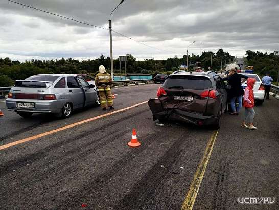 На трассе М-2 в Орловской области два пенсионера пострадали в ДТП с легковушками