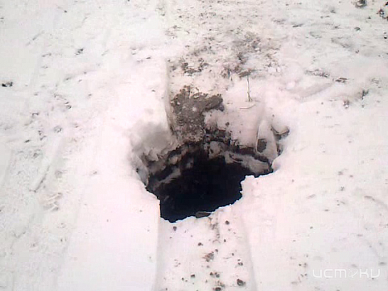 В Орле автомобиль стал жертвой люка