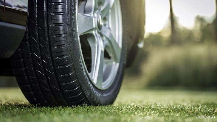 Под Мценском спасатели вытащили зависшую над оврагом иномарку