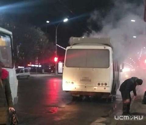 В Орле возле ЦУМа тушили загоревшуюся маршрутку