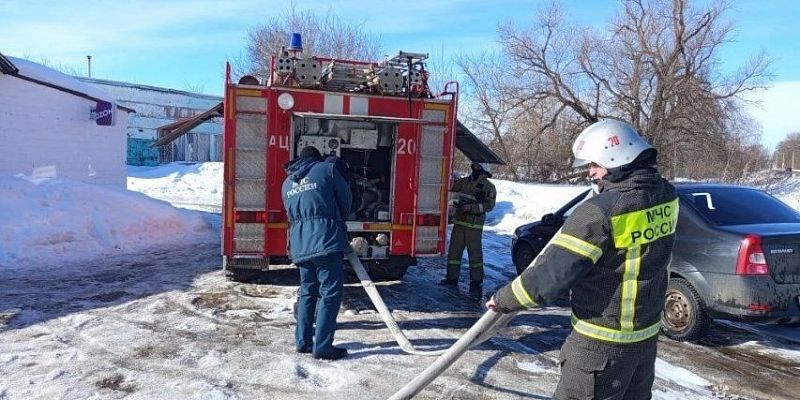 8 марта сотрудники МЧС России тушили магазин и хозпостройки