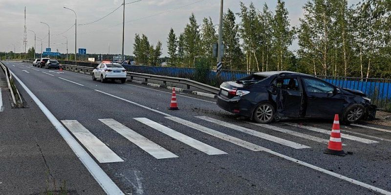 На трассе под Орлом столкнулись Toyota Corolla и Saab