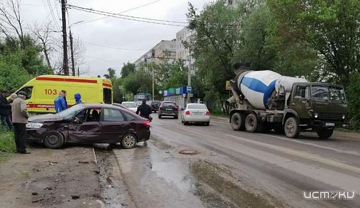 В Орле на Паровозной столкнулись бетоновоз и легковушка