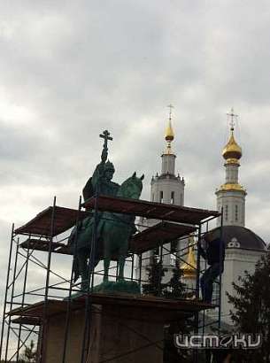 На памятник Ивану Грозному в Орле водрузили крест
