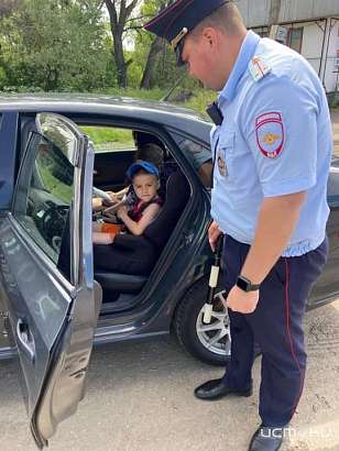 Орловские сотрудники УГИБДД напомнили водителям о важности детских кресел