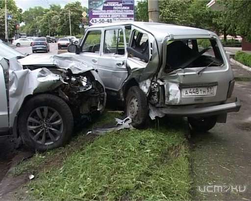 В Орле "Hyundai" врезался в припаркованную «Ниву»
