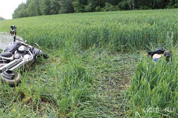 В Верховском районе мотоциклист разбился насмерть, наехав на столб