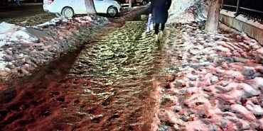 Фото обледеневших и  нечищенных пешеходных дорожек в центре Орла присылают нам в редакцию жители