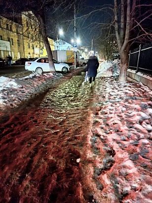 Фото обледеневших и нечищенных пешеходных дорожек в центре Орла присылают нам в редакцию жители