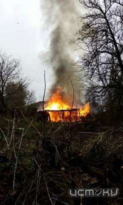 На улице Карачевской полыхает хозпостройка