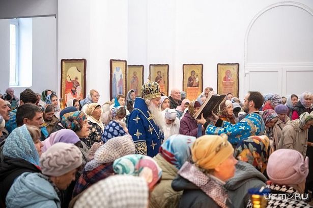 Престольные торжества в Покровском храме Мценска: митрополит Тихон освятил новый иконостас и возглавил Литургию