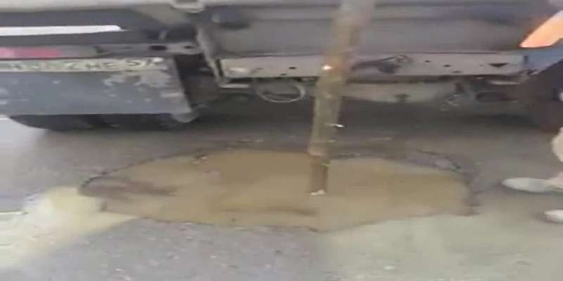 На ул. Автовокзальной обнаружили дорожную яму глубиной 2 метра