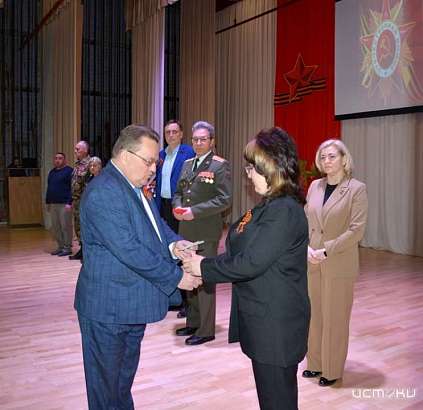В Орловской области матери погибшего бойца в ходе СВО вручили орден Мужества