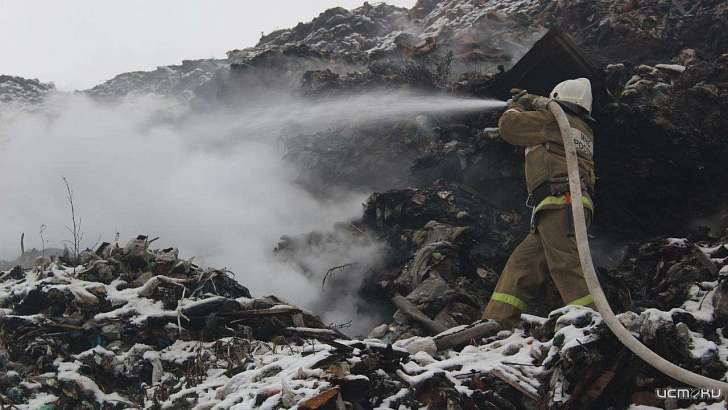 В канун Нового года в Орле тушили пожар на мусорном полигоне 