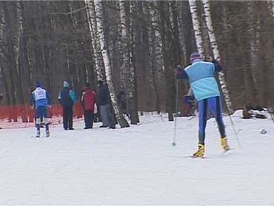 Лыжники, не смотря на погоду, катаются