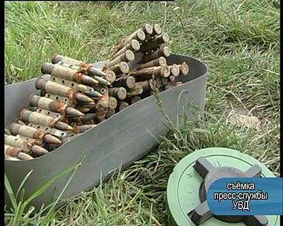 Сотрудник МЧС с оружием