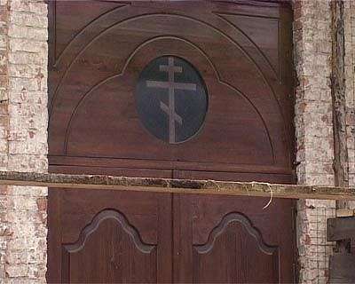 Каратисты в церкви.