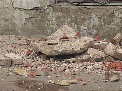 Кирпичи падают