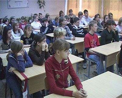 Наркоконтроль проводит урок в школе