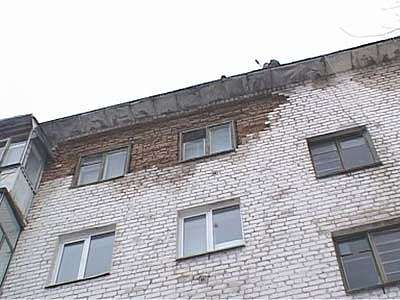 Дом начал рушится