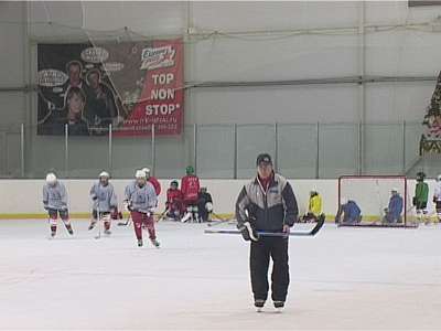 юные хоккеисты готовятся.